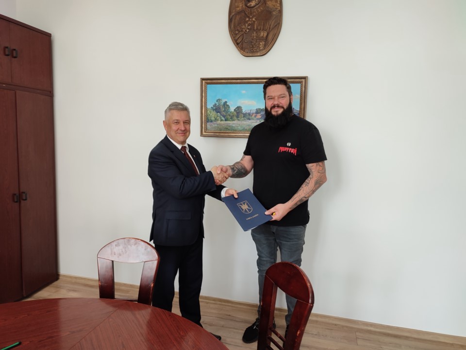 Podpisanie szeregu umów na realizację robót budowlanych oraz opracowanie dokumentacji projektowych dla budowy oraz remontu dróg gminnych